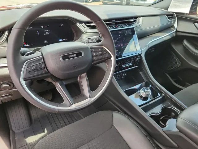 2025 Jeep Grand Cherokee L Laredo thumbnail 2