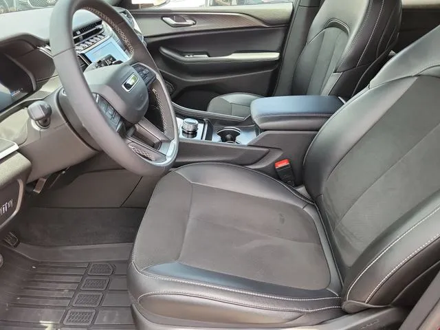 2025 Jeep Grand Cherokee L Laredo thumbnail 3