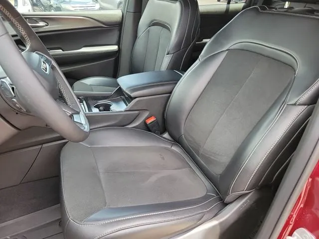 2025 Jeep Grand Cherokee L Laredo thumbnail 4
