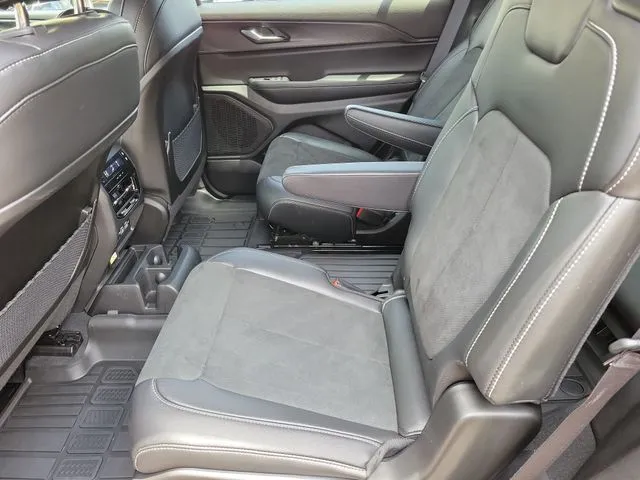 2025 Jeep Grand Cherokee L Laredo thumbnail 6