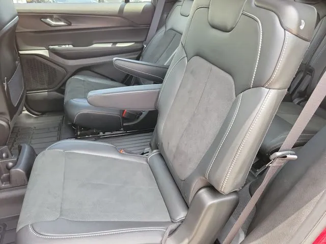 2025 Jeep Grand Cherokee L Laredo thumbnail 7