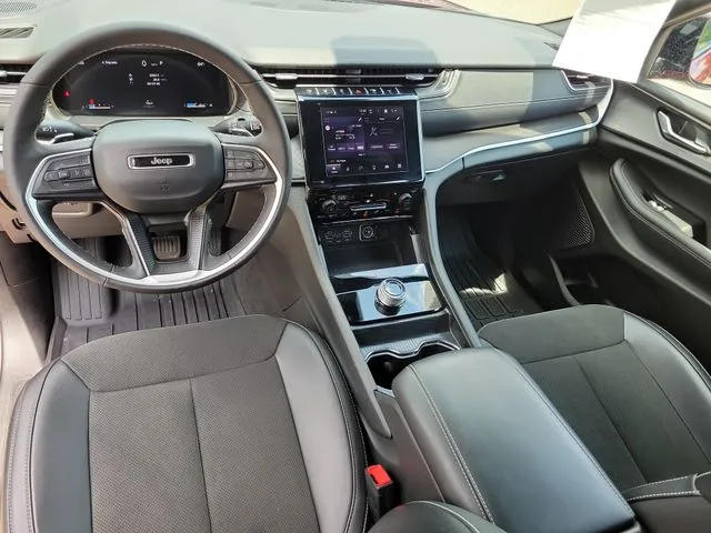 2025 Jeep Grand Cherokee L Laredo thumbnail 9