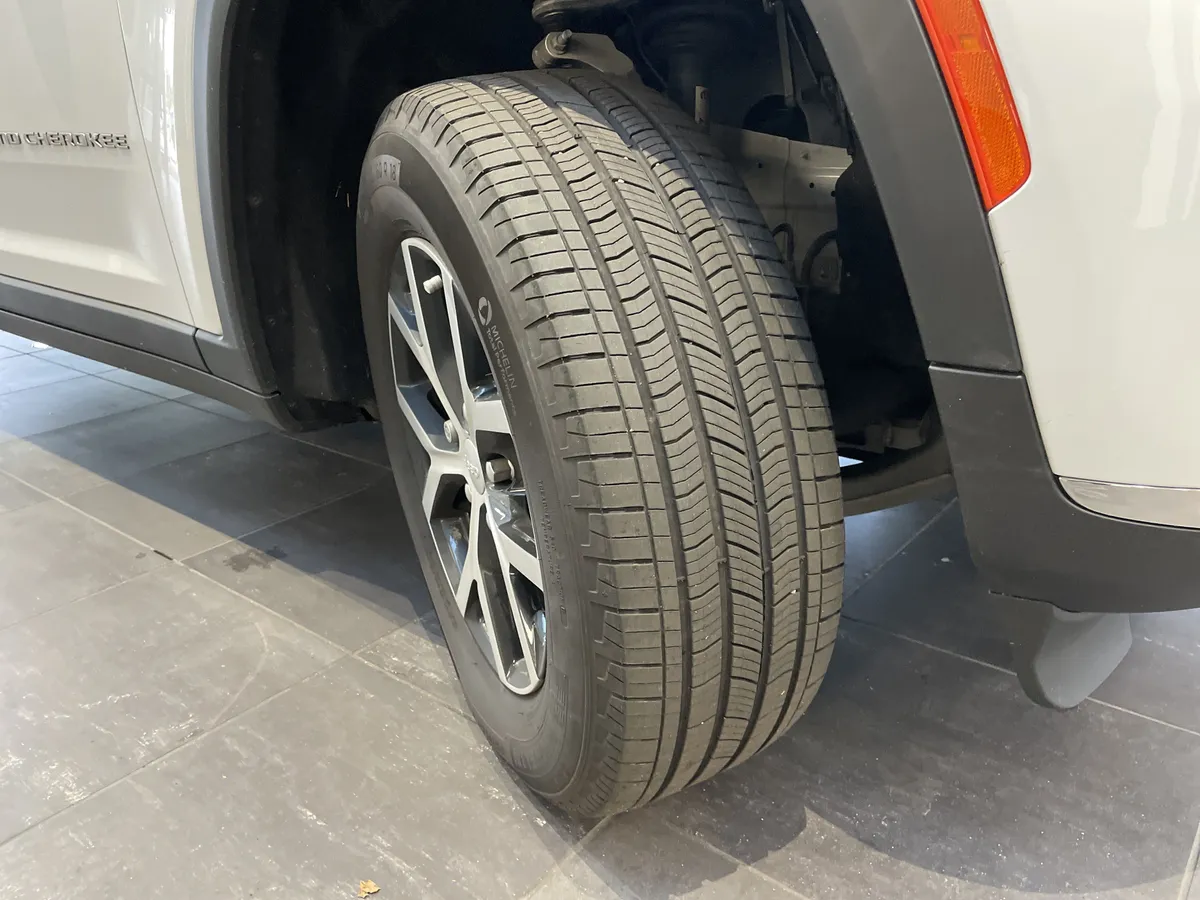 2025 Jeep Grand Cherokee L Limited thumbnail 12