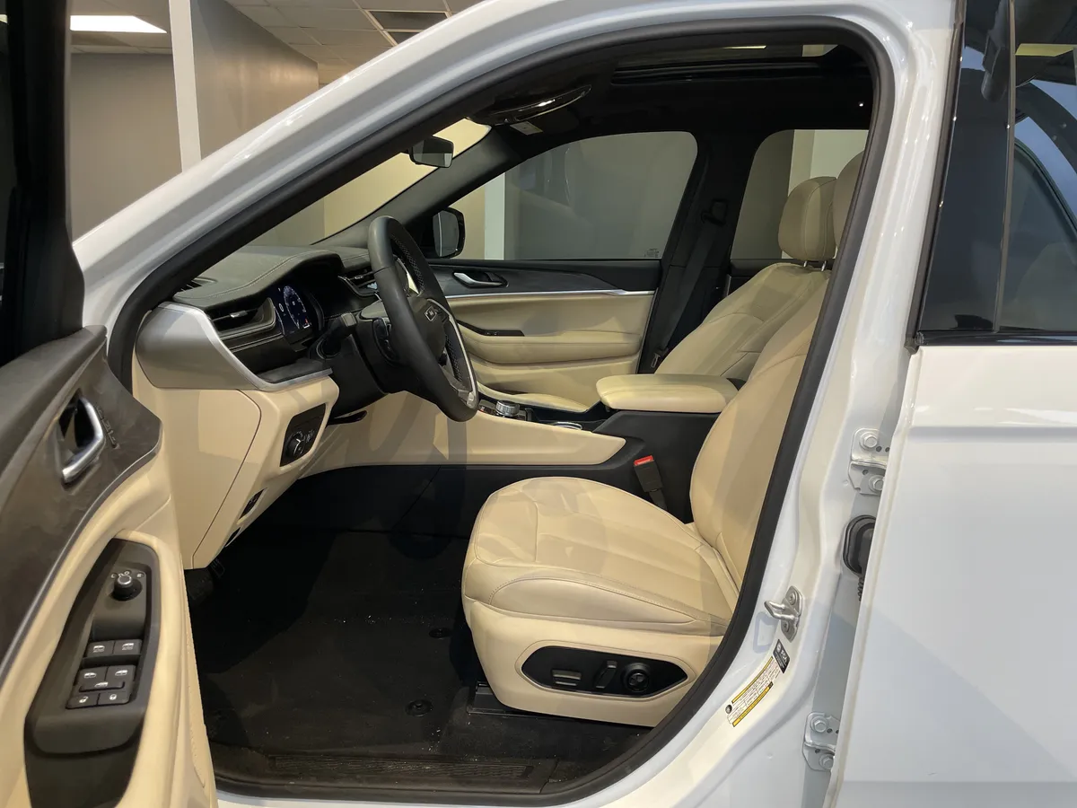 2025 Jeep Grand Cherokee L Limited thumbnail 16