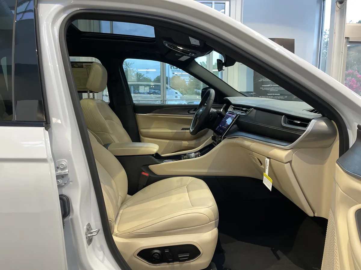 2025 Jeep Grand Cherokee L Limited thumbnail 40