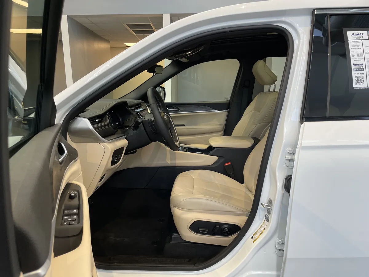 2025 Jeep Grand Cherokee L Limited thumbnail 16
