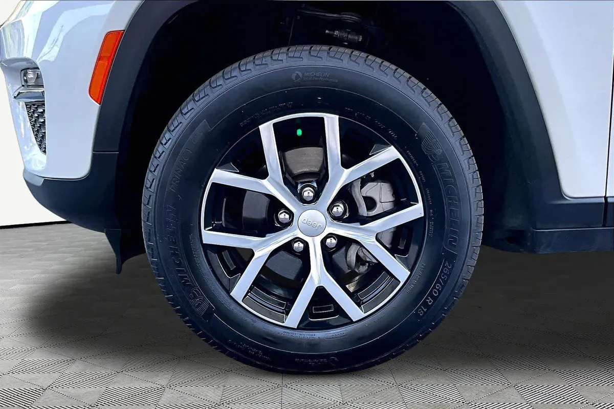 2025 Jeep Grand Cherokee Limited thumbnail 10
