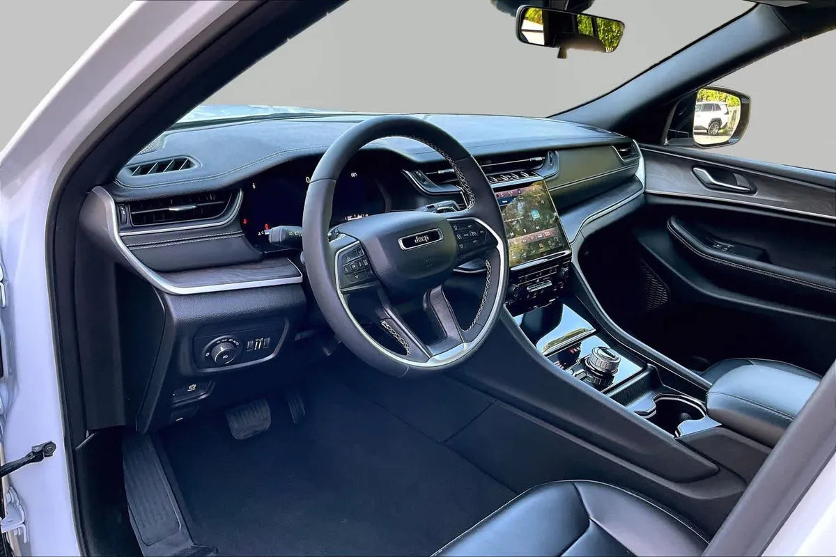 2025 Jeep Grand Cherokee Limited thumbnail 16