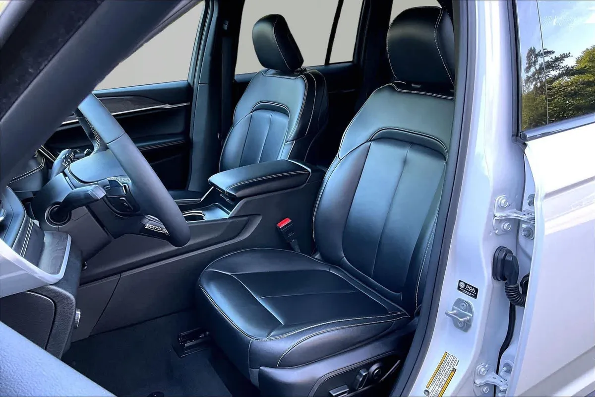 2025 Jeep Grand Cherokee Limited thumbnail 8