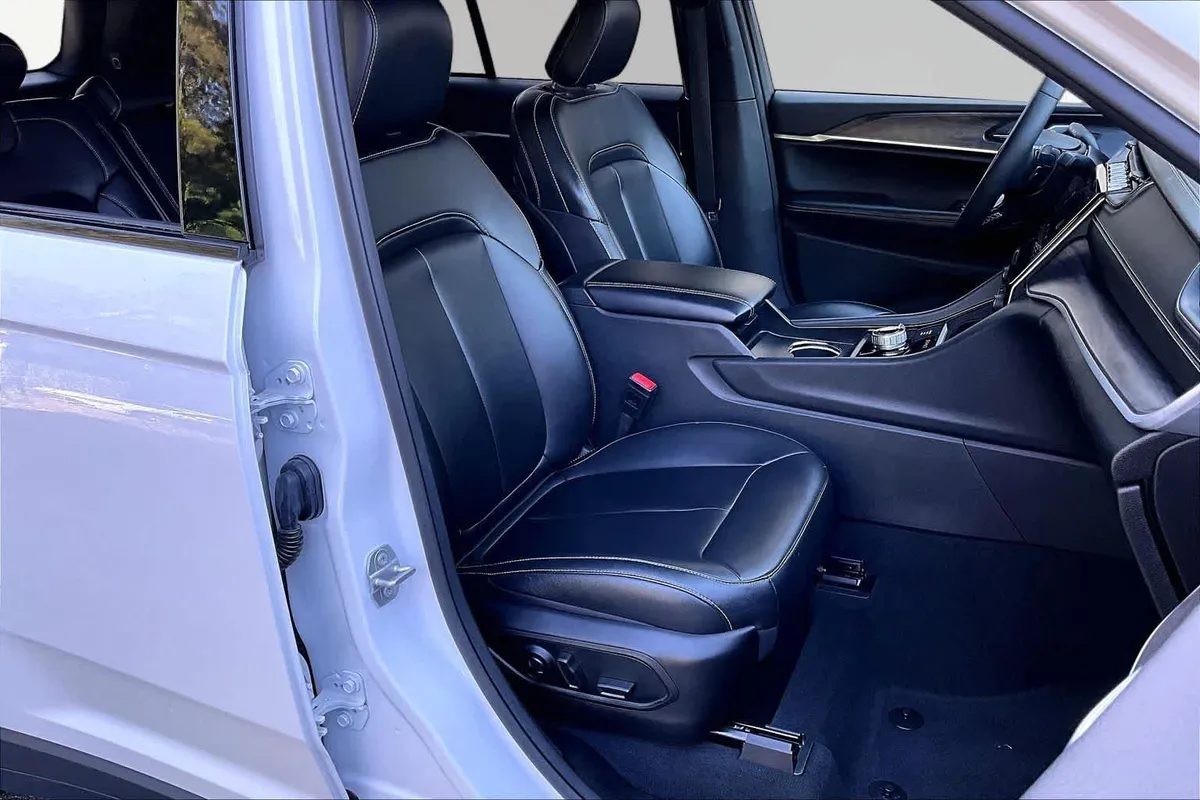 2025 Jeep Grand Cherokee Limited thumbnail 9