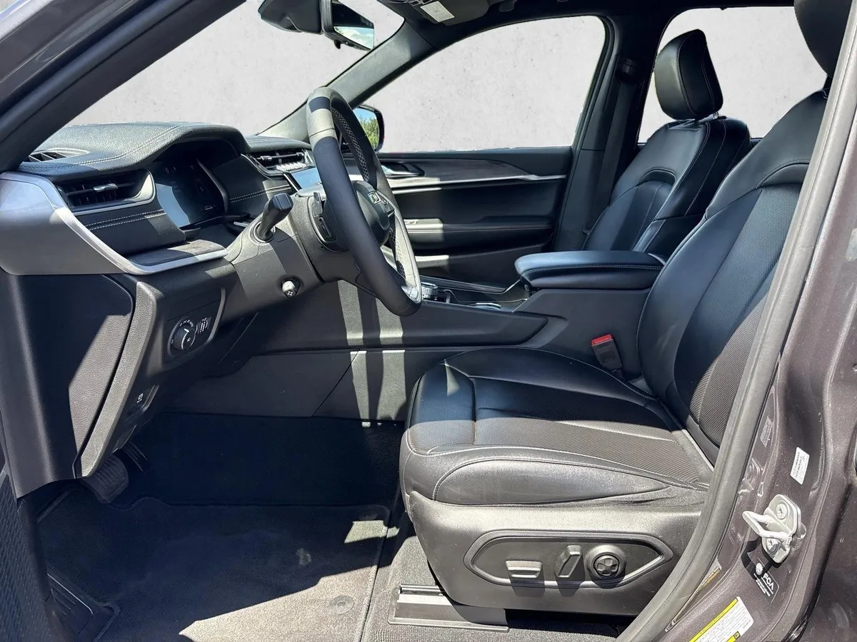 2025 Jeep Grand Cherokee Limited thumbnail 10