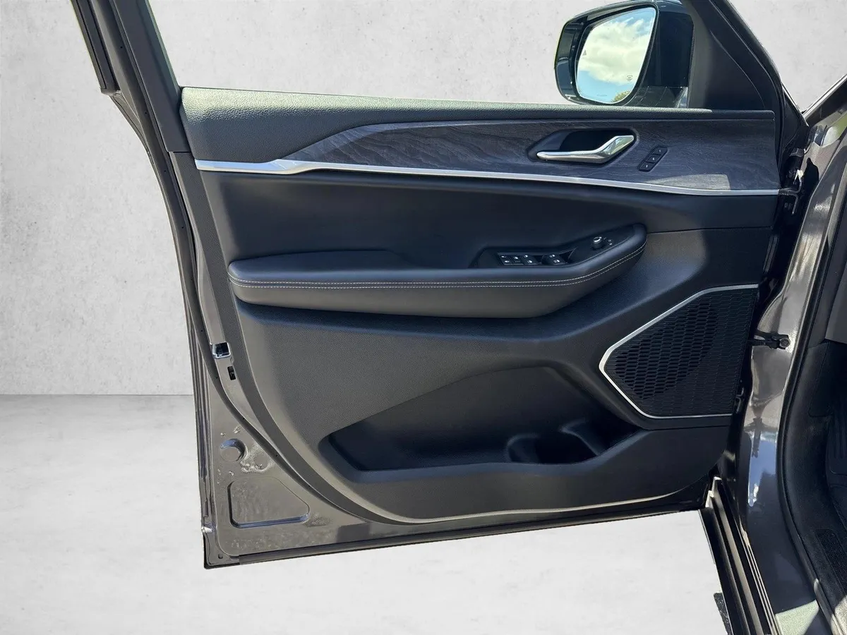 2025 Jeep Grand Cherokee Limited thumbnail 11