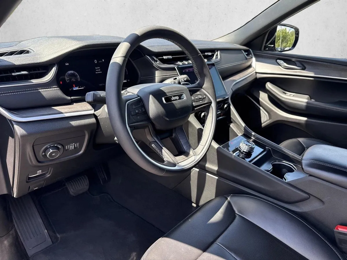 2025 Jeep Grand Cherokee Limited thumbnail 9