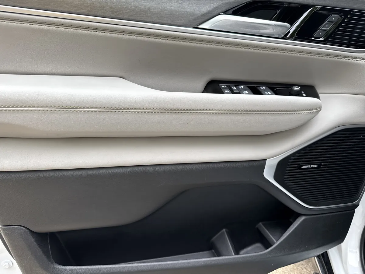 2025 Jeep Wagoneer Base thumbnail 10