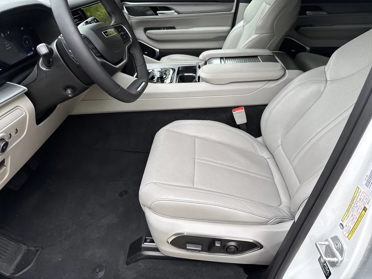2025 Jeep Wagoneer Base thumbnail 9