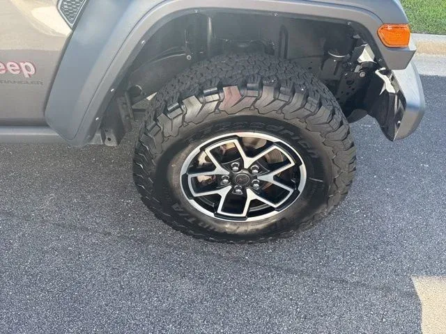 2025 Jeep Wrangler Rubicon thumbnail 10