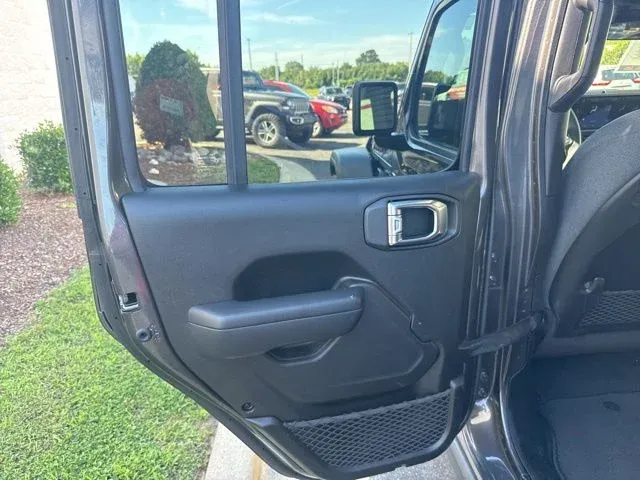 2025 Jeep Wrangler Rubicon thumbnail 16