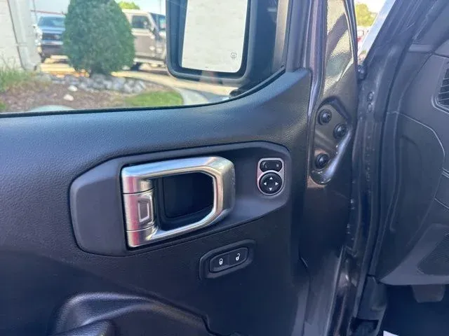 2025 Jeep Wrangler Rubicon thumbnail 23