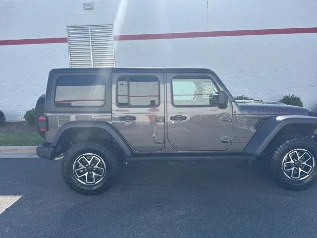 2025 Jeep Wrangler Rubicon thumbnail 8