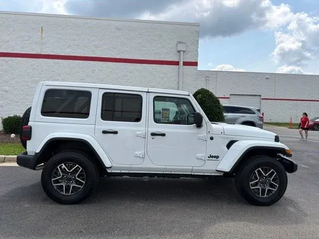 2025 Jeep Wrangler Sahara thumbnail 10