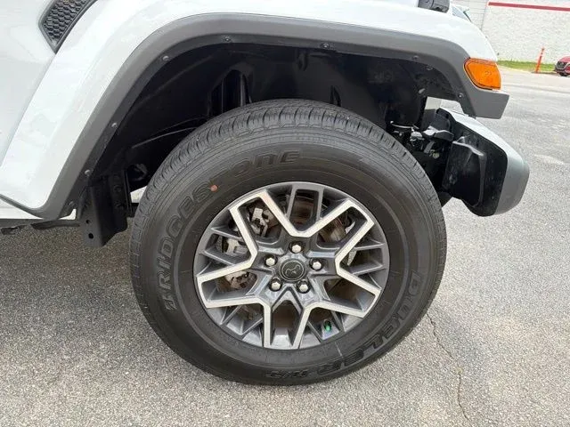 2025 Jeep Wrangler Sahara thumbnail 11
