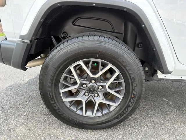 2025 Jeep Wrangler Sahara thumbnail 12