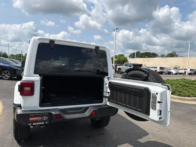 2025 Jeep Wrangler Sahara thumbnail 13