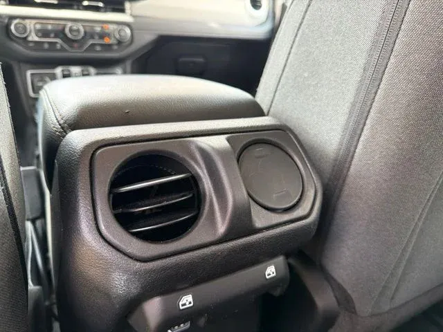 2025 Jeep Wrangler Sahara thumbnail 24