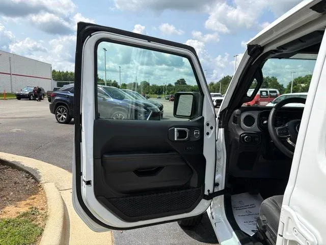 2025 Jeep Wrangler Sahara thumbnail 26