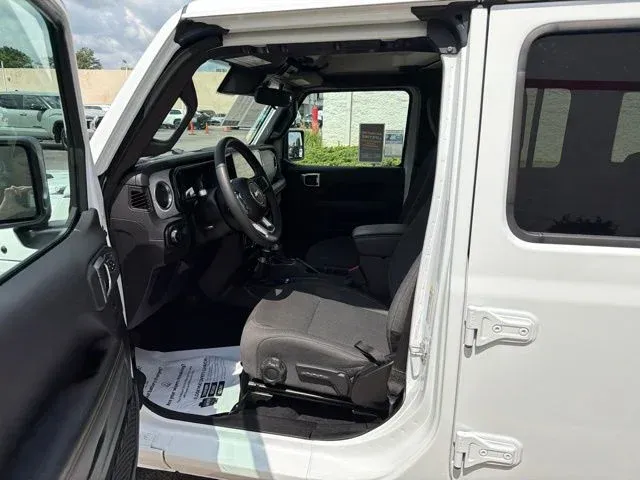 2025 Jeep Wrangler Sahara thumbnail 29