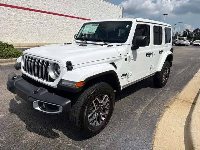 2025 Jeep Wrangler Sahara thumbnail 3
