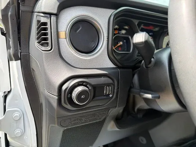 2025 Jeep Wrangler Sahara thumbnail 32