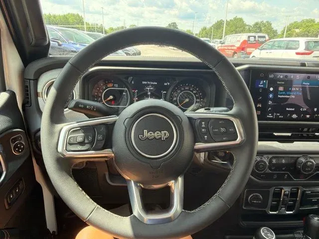 2025 Jeep Wrangler Sahara thumbnail 33
