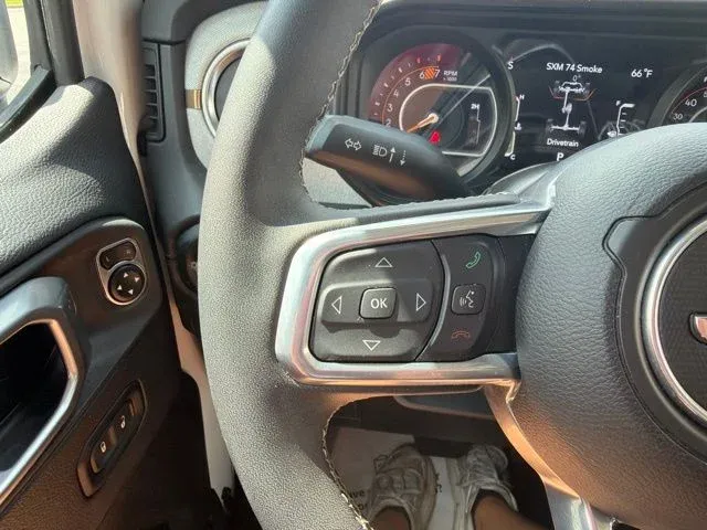 2025 Jeep Wrangler Sahara thumbnail 37