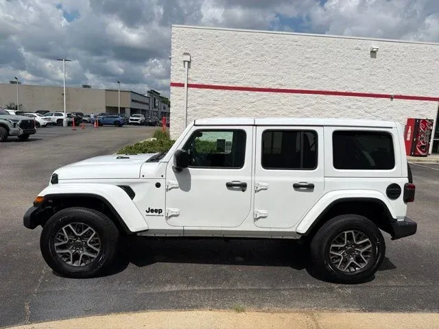 2025 Jeep Wrangler Sahara thumbnail 4