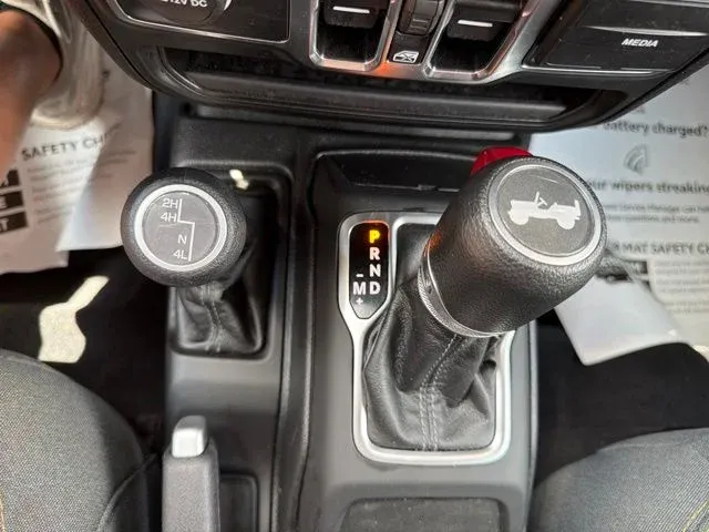 2025 Jeep Wrangler Sahara thumbnail 43
