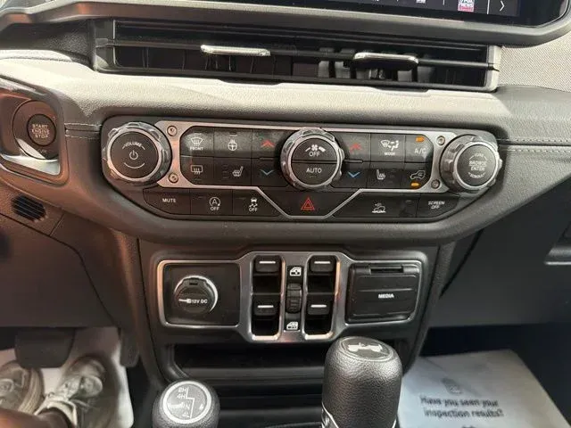 2025 Jeep Wrangler Sahara thumbnail 45