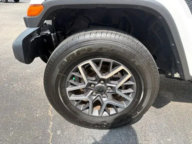 2025 Jeep Wrangler Sahara thumbnail 5