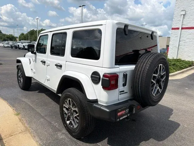 2025 Jeep Wrangler Sahara thumbnail 7