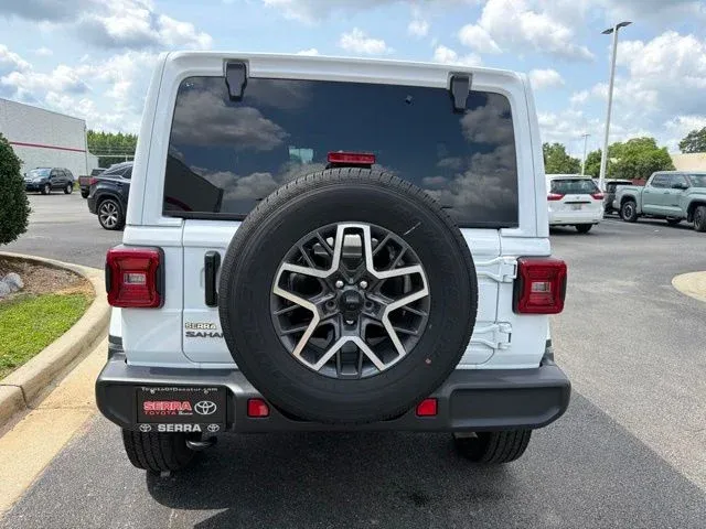 2025 Jeep Wrangler Sahara thumbnail 8