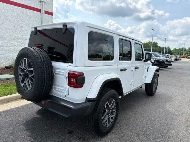 2025 Jeep Wrangler Sahara thumbnail 9