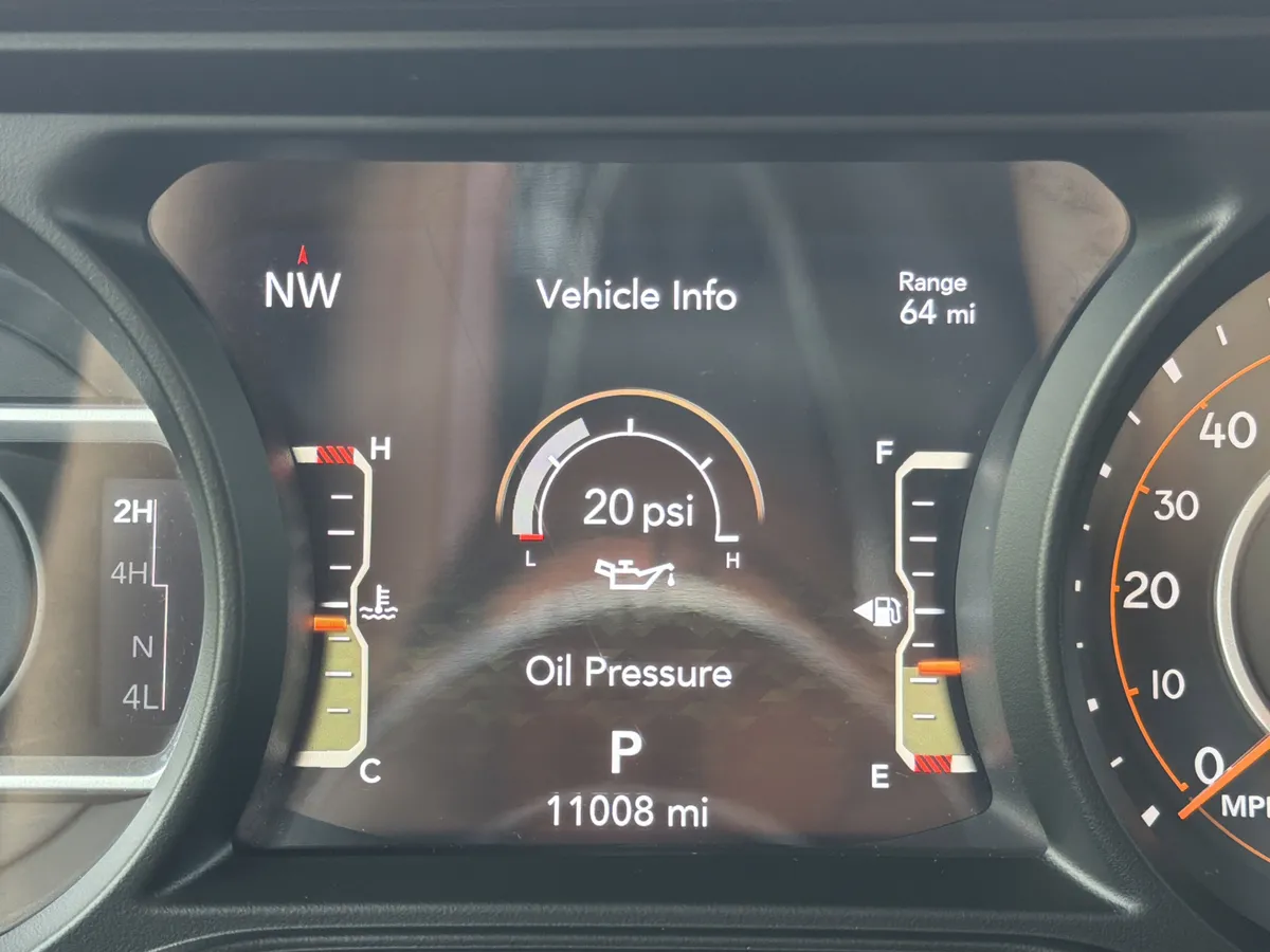 2025 Jeep Wrangler Sahara thumbnail 10