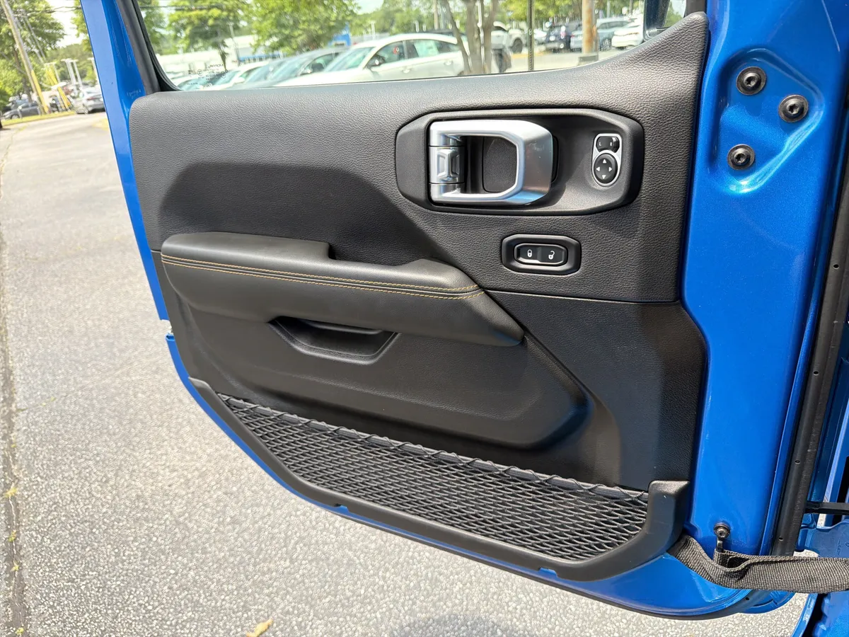 2025 Jeep Wrangler Sahara thumbnail 12