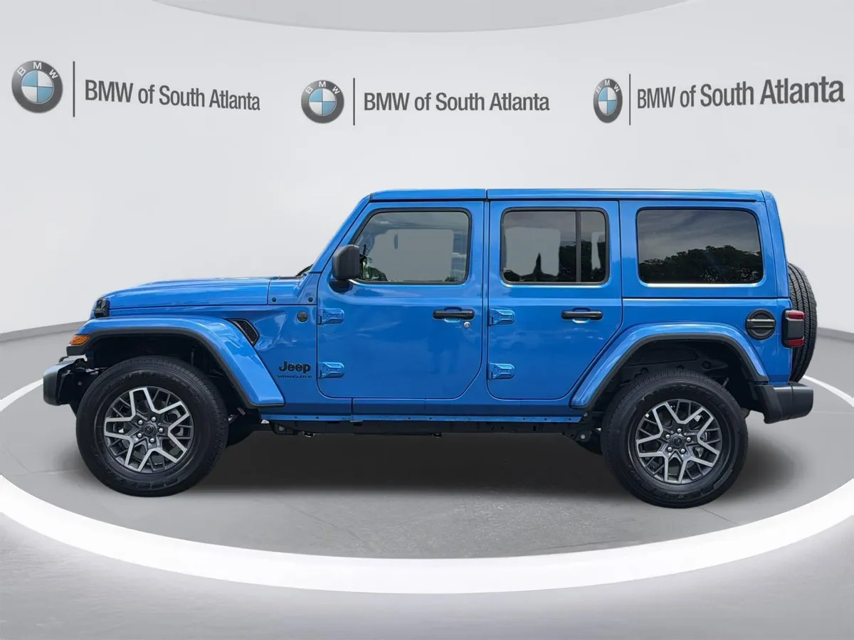 2025 Jeep Wrangler Sahara thumbnail 18