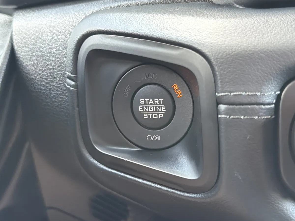 2025 Jeep Wrangler Sahara thumbnail 5