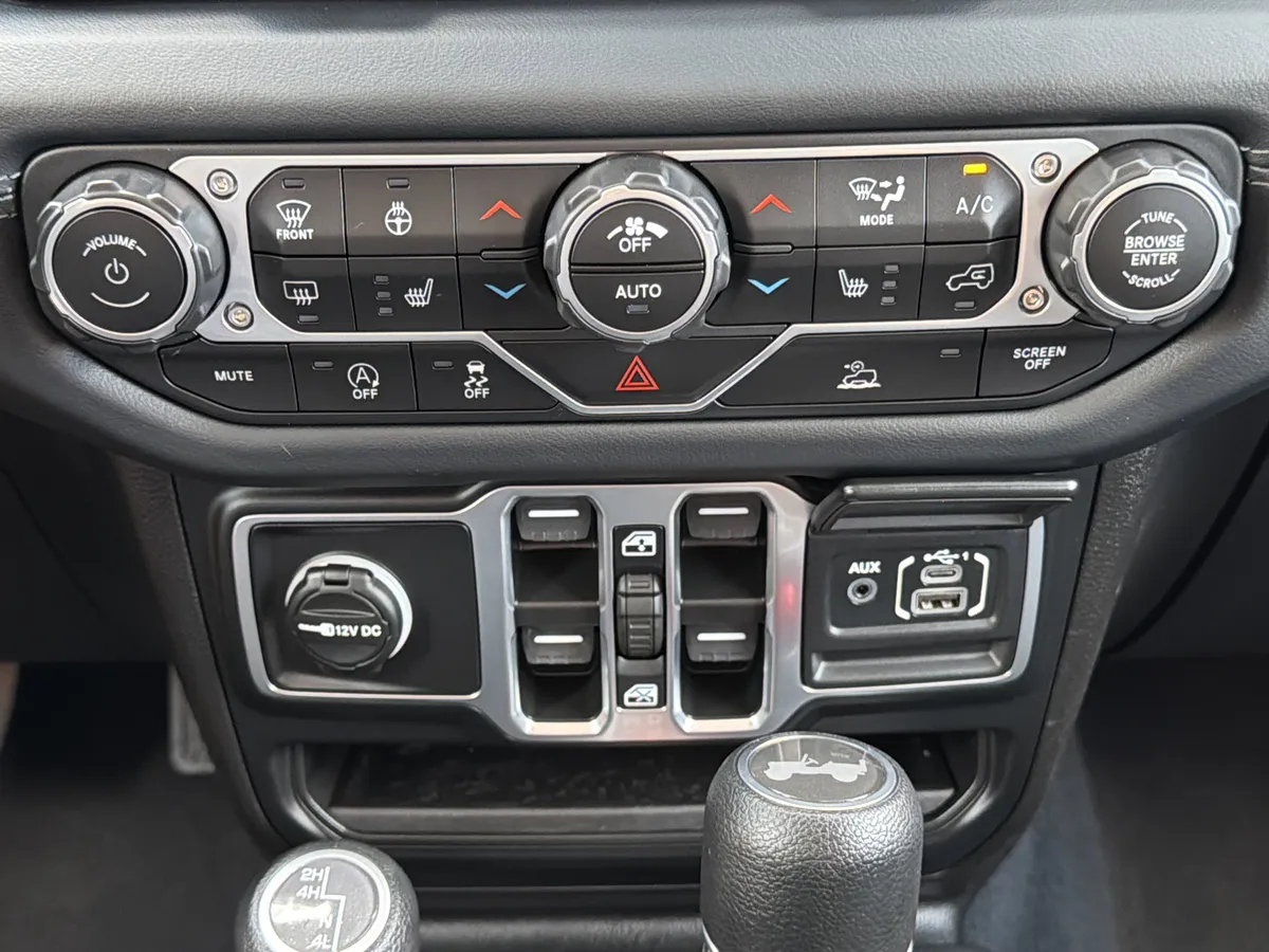 2025 Jeep Wrangler Sahara thumbnail 7
