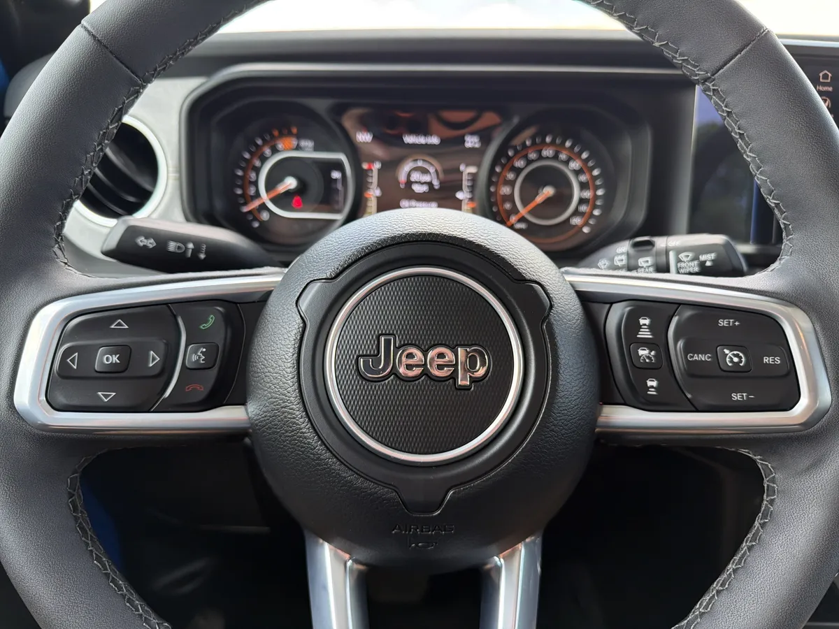 2025 Jeep Wrangler Sahara thumbnail 9