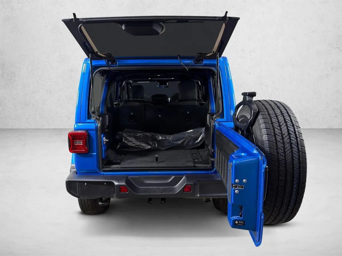 2025 Jeep Wrangler Sahara thumbnail 18