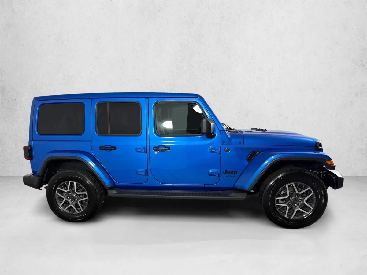 2025 Jeep Wrangler Sahara thumbnail 2