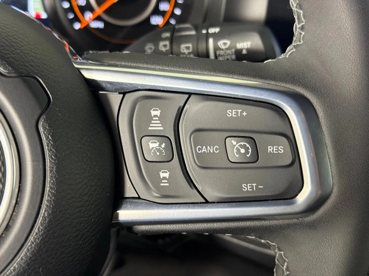 2025 Jeep Wrangler Sahara thumbnail 26